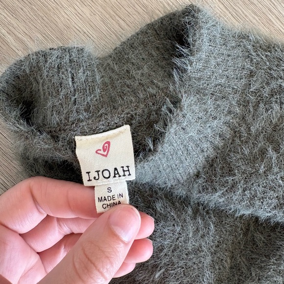 Cozy Gray Fuzzy Cropped Sweater - Picture 3 of 3